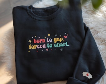 Sweat brodé Born To Yap Forced To Chart, chemise infirmière autorisée, cadeau d'infirmière, infirmière, chemise d'infirmière drôle, chemise d'allaitement drôle, chemise pour infirmière