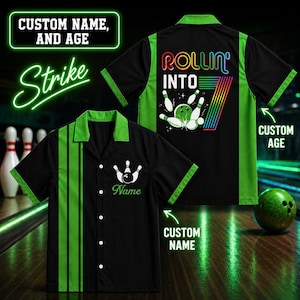 Può includere: Camicia da bowling nera con dettagli verdi e un motivo a birilli. La camicia presenta il testo "Strike" e "Rollin' Into 7". Include aree per un nome e un'età personalizzati. La camicia ha un'abbottonatura frontale e un classico colletto da camicia da bowling.