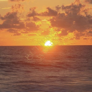 Lever du soleil, lever du soleil sur l’eau, lever du soleil sur l’océan, ciel orange, soleil, lever du soleil avec nuages, lever du soleil en Floride, photographie numérique, photo numérique