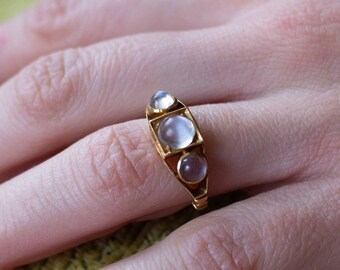 Stunning Vintage 18K Gold Moonstone Ring｜ Vintage Trilogy Ring - Size 5.25 US