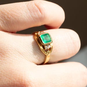 Emerald and Diamond Ring in 18k Gold ｜Estate 1 Carat Natural Colombian Emerald Engagement Ring