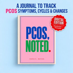 Könnte beinhalten: Ein Journal mit pinkfarbenem Einband, blauem Text PCOS und grünem Text NOTED. Ein rotes sternförmiges Abzeichen zeigt DIGITAL EDITION Goodnotes + Printable. Darüber steht in blauem Text A JOURNAL TO TRACK PCOS SYMPTOMS, CYCLES & CHANGES.