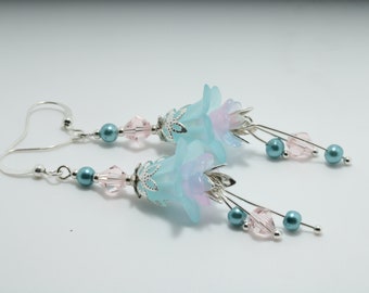 Boucles d'oreilles fleur bleue, boucles d'oreilles campanule, boucles d'oreilles florales bleues et roses, boucles d'oreilles de style vintage bijoux inspirés de la nature, boucles d'oreilles bois