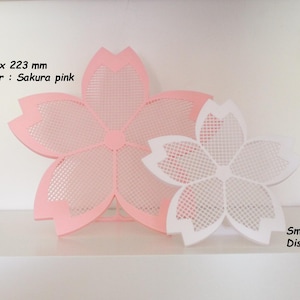 Puede incluir: Dos flores decorativas de flor de cerezo cortadas con l&aacute;ser, una rosa sakura y otra blanca, con una peque&ntilde;a figura rosa y una figura de ni&ntilde;a. La flor rosa grande mide 23,4 x 22,3 cm, y la flor blanca peque&ntilde;a mide 15,6 x 14,8 cm.