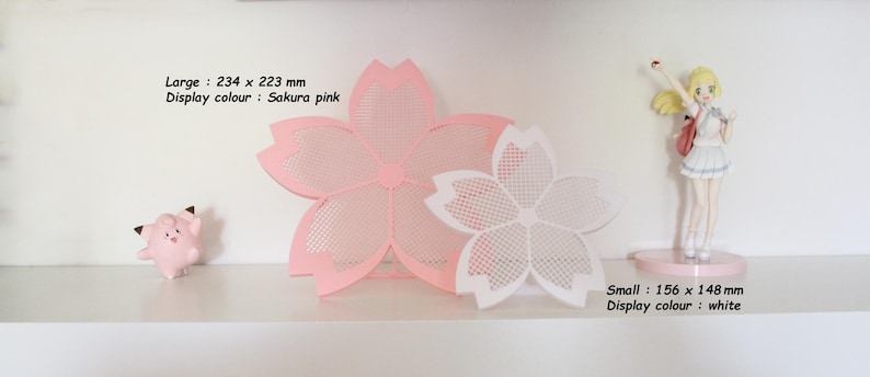Puede incluir: Dos flores decorativas de flor de cerezo cortadas con l&aacute;ser, una rosa sakura y otra blanca, con una peque&ntilde;a figura rosa y una figura de ni&ntilde;a. La flor rosa grande mide 23,4 x 22,3 cm, y la flor blanca peque&ntilde;a mide 15,6 x 14,8 cm.