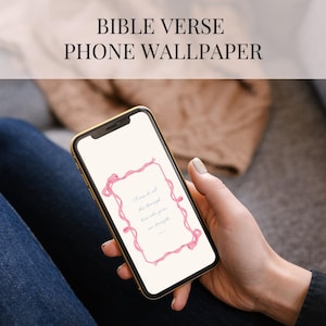 Peut inclure: Un écran de téléphone affichant une bordure de ruban rose avec un verset biblique qui dit "Je peux tout faire par celui qui me fortifie."