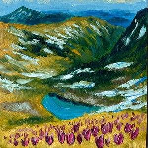 Montañas de Ucrania con lago azul y flores de azafrán: regalo hecho a mano
