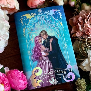 Pode incluir: Um livro de capa dura intitulado The Ballad of Never After de Stephanie Garber. A capa apresenta um fundo degradê azul e verde-azulado com uma ilustração central de uma pessoa com longos cabelos rosas e outra com um casaco escuro.