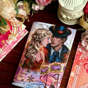 Könnte beinhalten: Buchcover mit einer romantischen Illustration eines Mannes und einer Frau, mit dem Titel "Once Upon a Broken Heart" und dem Namen des Autors, Stephanie Garber. Das Cover-Artwork zeigt ein Karussell und winterliche Elemente.