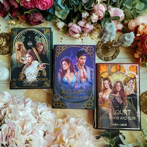 Lot de 3 jaquettes A Court of Thorns and Roses, A Court of Mist and Fury, A Court of Wings and Ruin Sarah J. Maas SOUS LICENCE OFFICIELLE image 1