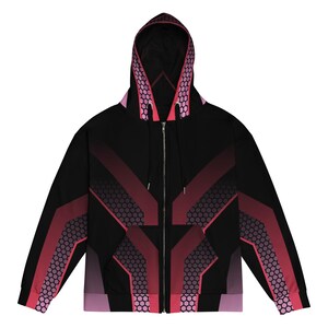 Könnte beinhalten: Schwarzer Kapuzenpullover mit Reißverschluss und geometrischem Design in Rot- und Rosatönen. Der Hoodie hat eine Kapuze mit gemustertem Futter und einen durchgehenden Reißverschluss. Das Design umfasst sechseckige Muster und abgewinkelte Linien.