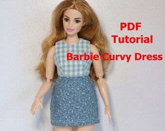 Könnte beinhalten: PDF-Anleitung zum Nähen eines figurbetonten Kleides für Barbie. Das Kleid ist blau-weiß kariert mit einem Rock mit Blumenmuster.