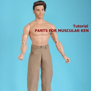 Può includere: Un tutorial per realizzare pantaloni per una bambola muscolosa. La bambola indossa un paio di pantaloni marroni con chiusura a bottone.