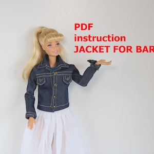 Puede incluir: Una muñeca rubia con una chaqueta vaquera azul y una falda blanca. El texto "PDF instruction JACKET FOR BARBIE" está escrito en letras rojas sobre un fondo blanco.