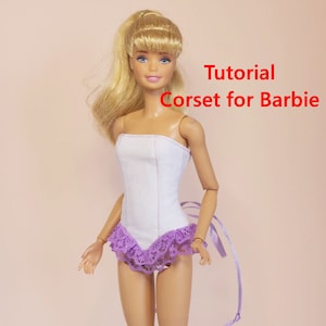 Könnte beinhalten: Eine Barbie-Puppe trägt ein handgefertigtes weißes Korsett mit lila Spitzenbesatz. Das Korsett hat rosa Nähte und ist mit lila Bändern gebunden. Der Text "Tutorial Corset for Barbie" ist rot dargestellt.