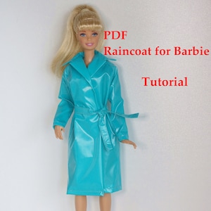 Può includere: Un impermeabile turchese per una bambola Barbie. L'impermeabile ha una cintura e un colletto. Il testo "PDF Raincoat for Barbie Tutorial" è scritto in rosso su uno sfondo bianco.