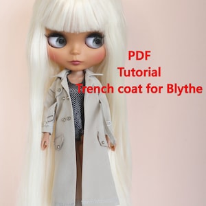 Puede incluir: Una muñeca Blythe con pelo largo y rubio que lleva una gabardina beige. El abrigo tiene botones plateados y un cinturón. El texto "PDF Tutorial Trench coat for Blythe" se muestra en rojo.