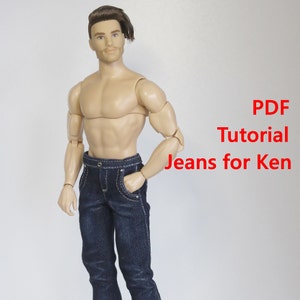 Puede incluir: Tutorial PDF para hacer jeans para una muñeca Ken. La muñeca lleva jeans azules y tiene el pecho descubierto.