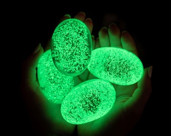 Handgemaakte glassteen – groene gloed in het donker – lichtgevende decoratieve kiezelsteen
