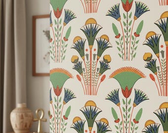 Puede incluir: Papel pintado color crema con un patrón repetido de flores estilizadas en verde, azul, naranja y amarillo. El diseño floral tiene una estética vintage de inspiración egipcia, con una disposición simétrica.