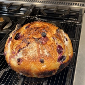 Pan casero orgánico de masa madre con arce, arándanos y cáscara de limón