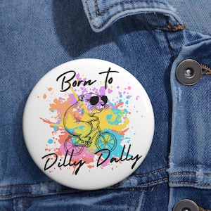 Born To Dilly Dally-knappnål: Rolig nyhetspresent