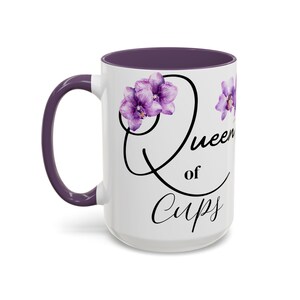 Caneca de café elegante com orquídea roxa da Rainha de Copas, perfeita para amantes de flores, presente para o Dia das Mães, decoração para casa, itens essenciais para escritório, chá da tarde