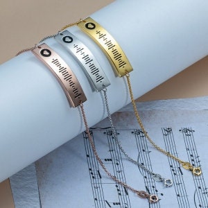 Puede incluir: Cuatro pulseras con un dije de corazón y una barra con notas musicales grabadas. Las pulseras están disponibles en oro, plata, oro rosa y negro.