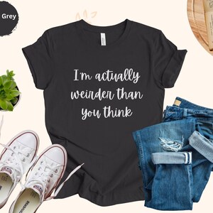 Na verdade, sou mais estranho do que você pensa: camiseta, camisa engraçada, camiseta de advertência, camiseta clássica, top maluco, camiseta sarcasmo, presente para ela e ele