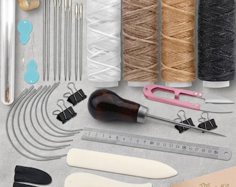 Puede incluir: Un kit de marroquinería con tres bobinas de hilo en blanco, beige y negro, un punzón de metal con mango de madera oscura, una regla metálica de 20 cm, agujas curvas y rectas, un dedal, tijeras de hilo rosas, clips y dos plegaderas de hueso.
