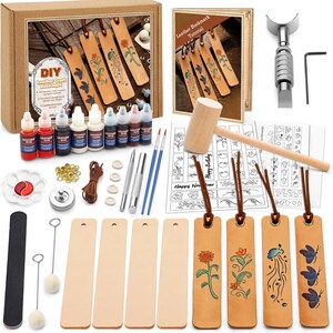 Peut inclure: Un kit de bricolage pour marque-pages en cuir comprenant une boîte en carton, un livret de tutoriel, un maillet en bois, des outils en métal, des flacons de teinture pour cuir, des pinceaux, des œillets, des cordons en cuir et des bandes de cuir rectangulaires.