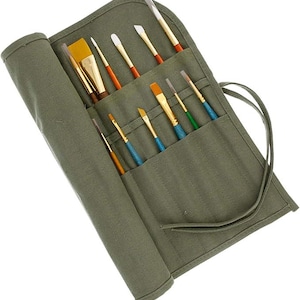 Könnte beinhalten: Ein Set von Pinseln in einer grünen Leinwandrolle. Die Pinsel haben Holzgriffe in verschiedenen Farben, darunter Blau, Grün und Orange. Die Pinselköpfe haben unterschiedliche Formen und Größen, einige sind flach und andere spitz.