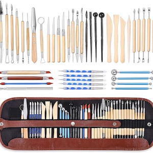 Pode incluir: Um conjunto abrangente de ferramentas de cerâmica e escultura, incluindo várias ferramentas de madeira e metal, pincéis e ferramentas de ponta dupla. O conjunto inclui um estojo enrolável de couro marrom para armazenamento e organização. As ferramentas são projetadas para trabalhos detalhados e uma variedade de técnicas de escultura.