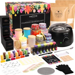 Pode incluir: Um kit de fabricação de velas com uma variedade de materiais, incluindo cera, óleos essenciais, potes e um derretedor de cera. O kit inclui uma caixa preta com detalhes florais e o texto "Luxurious Candle Making Kit".