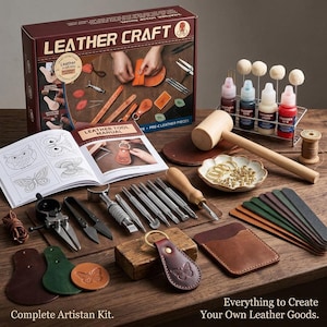 Könnte beinhalten: Ein Lederhandwerksset mit einer Box mit der Aufschrift LEATHER CRAFT, einem Handbuch, einem Holzhammer, Metallstempelwerkzeugen, Lederfarben, Nadeln, Garn, Metallringen und verschiedenen vorgeschnittenen Lederstücken in Braun, Grün und Dunkelrot.