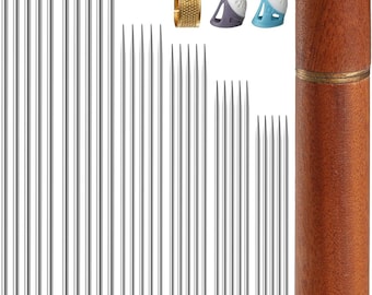Puede incluir: Un kit de costura que contiene una colección de agujas de metal plateado de varias longitudes, un descosedor rojo con tapa transparente, dos enhebradores de plástico amarillo y rojo, un dedal de metal dorado y dos dedales de silicona gris y azul, con un estuche de madera.