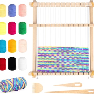 Peut inclure: Un métier à tisser en bois avec un textile tissé dans des tons violets, bleus et jaunes. Des bobines de fil de différentes couleurs, dont le jaune, le bleu, le rose et le vert, sont disposées autour du métier à tisser. Des outils en bois supplémentaires sont inclus.