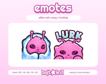 Puede incluir: Dos emoticonos digitales con un gato alienígena rosa. Uno está envuelto en una manta azul, el otro asoma con la palabra "LURK" encima. El texto "emotes" y "alien cat: cozy & lurking" están en la parte superior.
