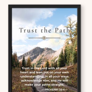 Könnte beinhalten: Schwarz gerahmter Druck mit einer Berglandschaft und einem Pfad. Der Text "Trust the Path" steht oben, mit einer Kompassgrafik. Darunter ist ein Bibelvers aus Sprüche 3:5-6 in weißem Text dargestellt.
