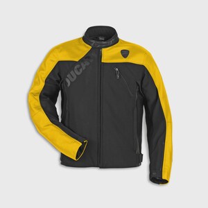 Könnte beinhalten: Schwarze und gelbe Motorradjacke mit dem Wort "DUCATI" auf der Brust. Die Jacke hat einen Stehkragen, einen Reißverschluss und ein kleines Logo. Die Ärmel und Schultern sind gelb.