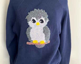 Sudadera vintage Bassett-Walker azul marino con búho de los 90, parche de chenilla, hecha en EE. UU., talla L.