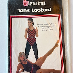 Może przedstawiać: Wzór szycia na trykotowy tank top firmy Patch Press. Opakowanie ma czarne tło z napisem "Tank Leotard" i zdjęciami kobiet noszących trykot. Zawiera rozmiary S, M, L i XL.