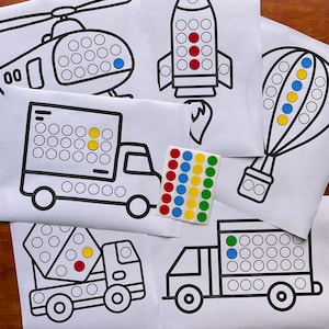 Puede incluir: Dibujos lineales en blanco y negro de un helicóptero, un cohete, un globo aerostático y camiones con círculos para pegatinas de puntos. Se incluye una hoja de pegatinas de puntos rojos, azules, amarillos y verdes. Actividad educativa para niños.