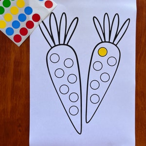 K&ouml;nnte beinhalten: Ein ausdruckbares Arbeitsblatt mit zwei schwarzen und wei&szlig;en Umrissen von Karotten. Jede Karotte hat 10 Kreise, die Kinder mit bunten Aufklebern ausf&uuml;llen k&ouml;nnen.