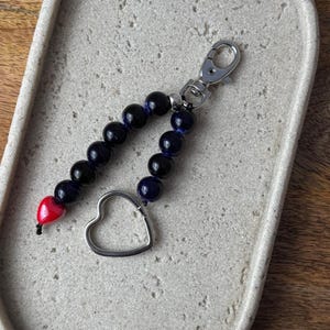 Llavero con dije de corazón para bolso, dije de monedero con cuentas negras, dije de corazón rojo, llavero con cuentas para mujer, accesorio de mochila, regalo para ella