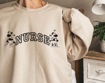 Charm vintage d'infirmière Disney avec un motif Mickey et Minnie, cadeau unique de sweat-shirt d'infirmière pour les étudiants et les infirmières autorisées