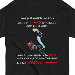 Puede incluir: Camiseta negra con un personaje de dibujos animados sosteniendo una lata de refresco. El texto en la camiseta dice: "Me preguntaba si querías salir conmigo y fumar hierba y llenar nuestras barrigas con refresco dietético y jugar a Burnout Revenge para el peeess twoooo."