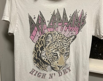 May include: White t-shirt with a pink and grey graphic of a leopard and the text "Def Leppard High 'N' Dry".