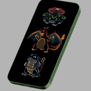 Puede incluir: Smartphone verde que muestra tres personajes Pokémon de estilo neón: Venusaur, Charizard y Blastoise. Los personajes están delineados en colores brillantes sobre un fondo negro. El teléfono tiene un marco verde.