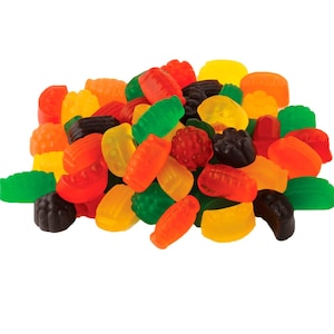Puede incluir: Un montón de caramelos de goma de colores en varias formas, incluyendo frutas. Los caramelos son de color rojo, naranja, amarillo, verde y negro. La imagen está sobre un fondo blanco.